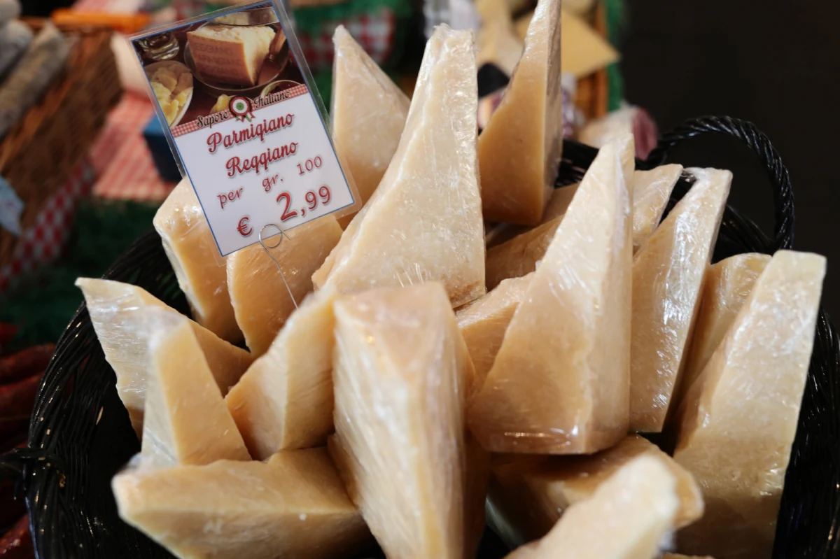 Za produkcją dwóch rodzajów włoskiego sera - Parmigiano Reggiano i Grana Padano - kryje się cierpienie tysięcy krów - alarmuje organizacja Compassion in World Farming. Z jej raportu wynika, że zwierzęta są wychudzone i trzymane w fatalnych warunkach. 