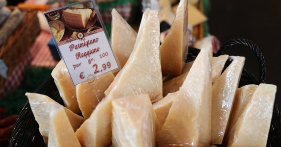 Za produkcją dwóch rodzajów włoskiego sera - Parmigiano Reggiano i Grana Padano - kryje się cierpienie tysięcy krów - alarmuje organizacja Compassion in World Farming. Z jej raportu wynika, że zwierzęta są wychudzone i trzymane w fatalnych warunkach. 