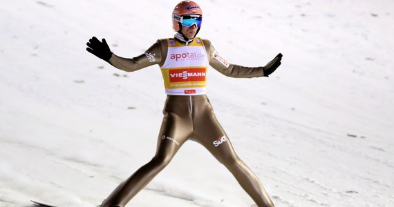 Polacy zajęli drugie miejsce w drużynowym konkursie Pucharu Świata w skokach narciarskich w niemieckim Titisee-Neustadt. Biało-czerwoni o zaledwie 0,8 pkt przegrali z Norwegami. Trzecie miejsce zajęli Niemcy, których strata do zwycięzców wyniosła 28,9 pkt.