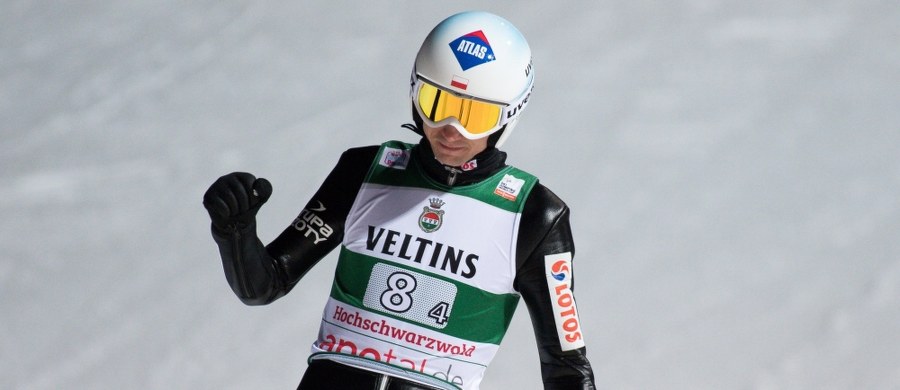 Z udziałem sześciu Polaków o godzinie 15.30 rozpocznie się indywidualny konkurs Pucharu Świata w skokach narciarskich w niemieckim Titisee-Neustadt. Wczoraj biało-czerwoni zajęli drugie miejsce w konkursie drużynowym.