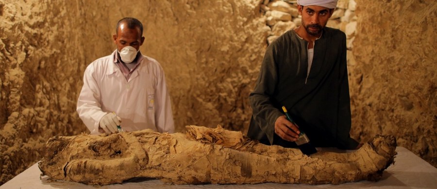Egipscy archeolodzy odkryli mumię "ważnej osobistości" lub "wysokiej rangi urzędnika" w grobowcu w Luksorze, który do tej pory nie był jeszcze zbadany. Informację przekazało ministerstwo ds. zabytków starożytności.