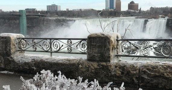 Wodospad Niagara pięknie prezentuje się o każdej porze roku. Zimą jednak pył wodny zamarza na okolicznych drzewach i krzewach tworząc lodowe dekoracje. Nad Niagarą temperatura spadła poniżej zera tworząc pierwsze w tym sezonie zimowe wzory. 