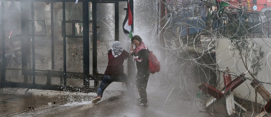 Libańskie siły bezpieczeństwa użyły gazu łzawiącego i armatek wodnych wobec protestujących w pobliżu ambasady USA w Bejrucie. Odbywała się tam demonstracja przeciwników uznania przez prezydenta USA Donalda Trumpa Jerozolimy za stolicę Izraela.