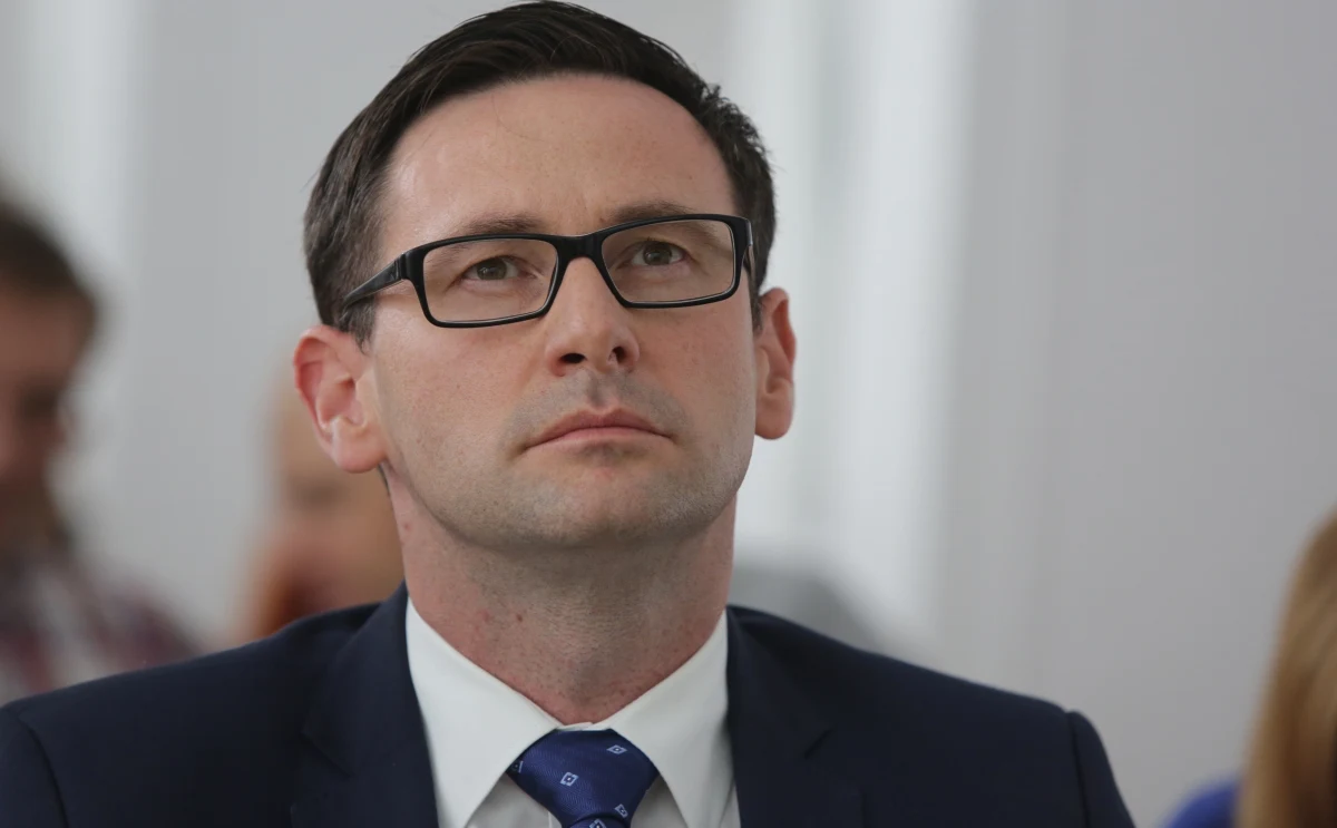 "Wyciek środków, do jakiego dochodziło na podstawie umów na zakup certyfikatów OZE, zmuszających nas do płacenia wielokrotnie więcej niż obecna cena rynkowa, na przestrzeni dekady wynosi ok. 2 mld zł. Te pieniądze powinny iść na konieczną modernizację polskiej energetyki, na rozwój" – mówi w rozmowie z tygodnikiem „Sieci” Daniel Obajtek, prezes zarządu Grupy Energa. Opisuje też procedery, do jakich dochodziło w poprzednich strukturach spółki oraz wprowadzone zmiany.