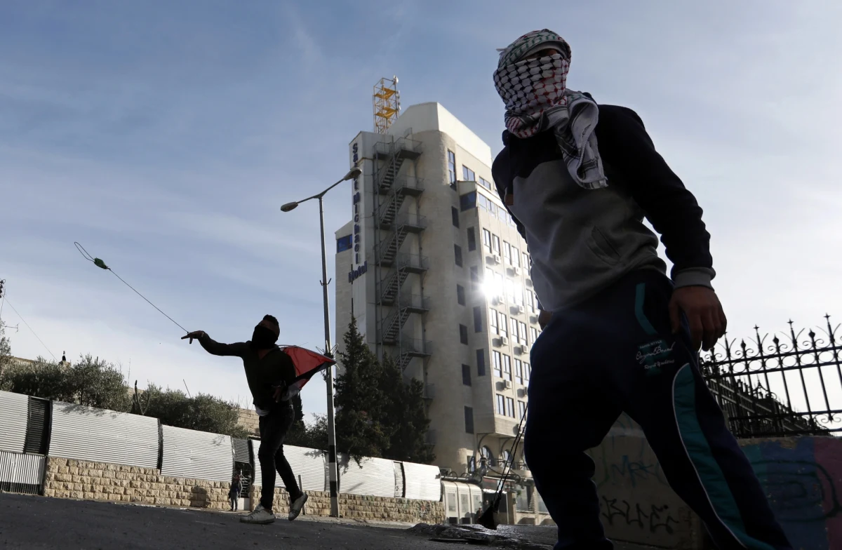 „Jest wysoce prawdopodobne, że niedługo w Palestynie wybuchnie powstanie” – mówi w rozmowie z RMF FM dr Wojciech Szewko, ekspert ds. bliskiego wschodu. Taki może być skutek decyzji Donalda Trumpa o przeniesieniu ambasady USA z Tel-Awiwu do Jerozolimy, co równa się z uznaniem miasta za stolicę Izraela. To może doprowadzić do ponownego zaognienia konfliktu między Izraelem a Palestyną. 