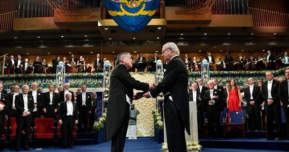 Tegoroczni laureaci nagród Nobla w pięciu dziedzinach odebrali w Sztokholmie medale i dyplomy z rąk króla Szwecji Karola XVI Gustawa. Były fanfary, laudacje oraz aplauz dwutysięcznej publiczności.