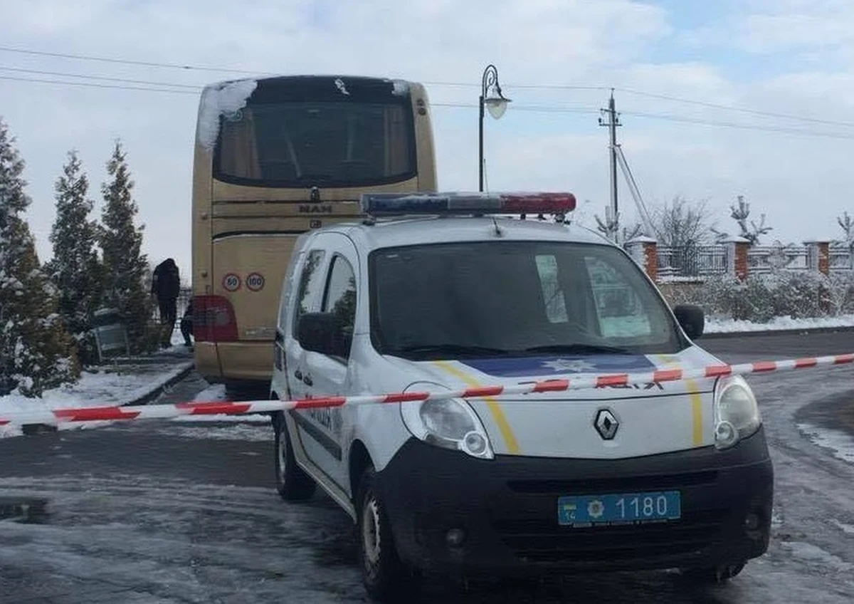 Polskie MSZ jest zaniepokojone incydentem pod Lwowem, gdzie pod polski autokar podłożono ładunek wybuchowy. To kolejne antypolskie zdarzenie - oświadczył resort w niedzielę wieczorem. Podkreślił jednocześnie, że nikt z polskich turystów nie został poszkodowany.