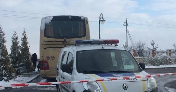Polskie MSZ jest zaniepokojone incydentem pod Lwowem, gdzie pod polski autokar podłożono ładunek wybuchowy. To kolejne antypolskie zdarzenie - oświadczył resort w niedzielę wieczorem. Podkreślił jednocześnie, że nikt z polskich turystów nie został poszkodowany.