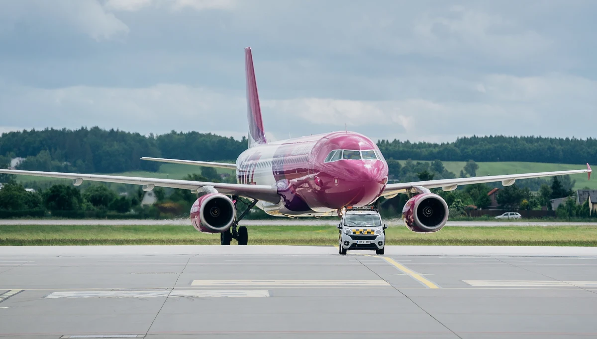 ​Grupa kilkudziesięciu Polaków czeka od wczoraj na lotnisku w Luton na lot do Polski. Wyspy brytyjskie sparaliżował ostry atak zimy. Niektóre samoloty odwołano zaledwie kilka minut przed startem.