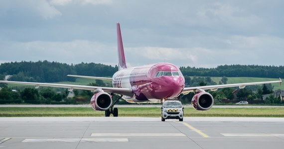 ​Grupa kilkudziesięciu Polaków czeka od wczoraj na lotnisku w Luton na lot do Polski. Wyspy brytyjskie sparaliżował ostry atak zimy. Niektóre samoloty odwołano zaledwie kilka minut przed startem.