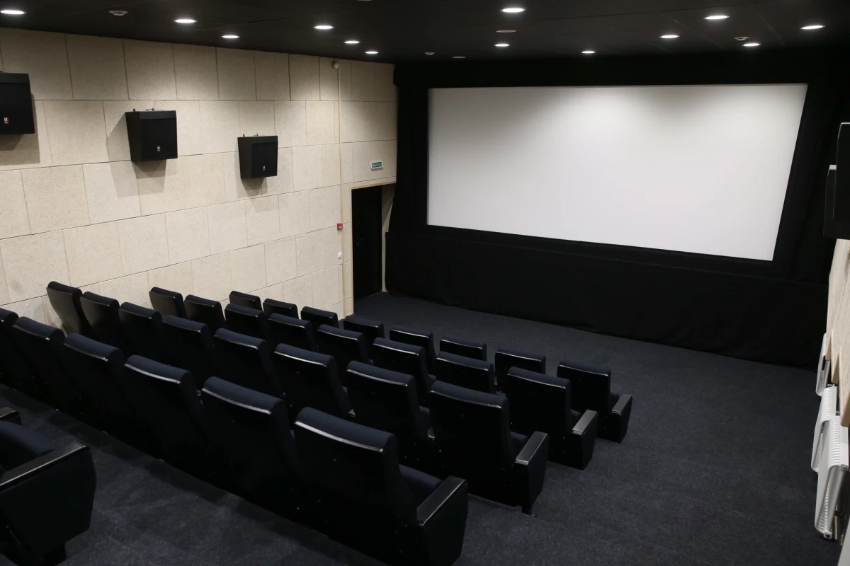 ​W Arabii Saudyjskiej znów dozwolone będą kina. Pierwsze zostaną otwarte prawdopodobnie na początku przyszłego roku - ogłosił minister kultury i informacji tego konserwatywnego islamskiego królestwa Awad ibn al-Awad. "Jako regulator tej branży Generalna Komisja ds. Mediów Audiowizualnych rozpoczęła proces licencjonowania kin w królestwie. Oczekujemy, że pierwsze kina zostaną otwarte w marcu 2018 roku" - poinformował minister w oświadczeniu.