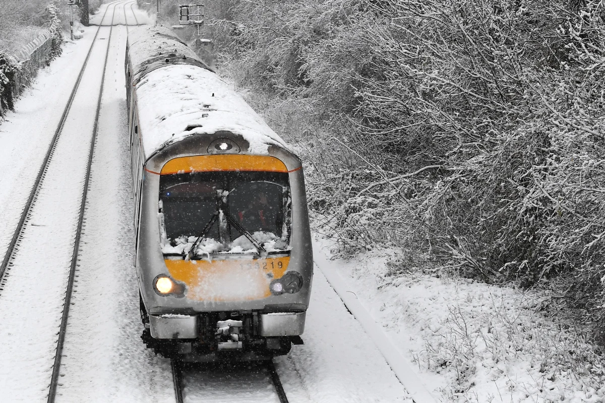Zimowa aura daje się we znaki Wielkiej Brytanii. Opady śniegu zakłóciły pracę lotnisk. ​W Anglii i Walii zamknięto dziś kilkaset szkół.  