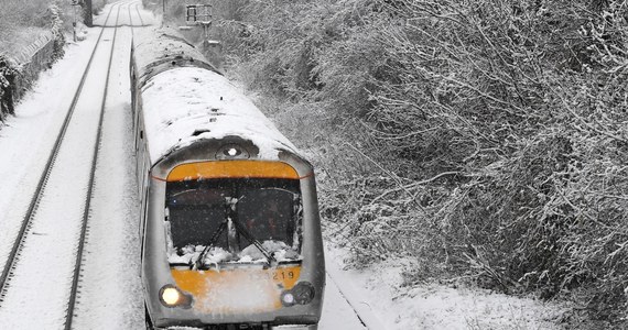 Zimowa aura daje się we znaki Wielkiej Brytanii. Opady śniegu zakłóciły pracę lotnisk. ​W Anglii i Walii zamknięto dziś kilkaset szkół.  