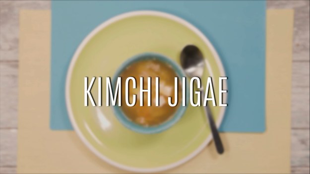 Przepis na kimchi jjigae to jeden z najprostszych, a jednocześnie najpyszniejszych dań kuchni koreańskiej. Głównym składnikiem jest oczywiście kimchi, do którego dodaje się odrobinę wody i tofu - wyborny twarożek sojowy. Niekiedy kimchi jjigae podawane jest również z owocami morza, krojonymi warzywami czy wbitym surowym jajkiem - w zależności od upodobań. Zobaczcie, jak zrobić doskonałą zupę kimchi jjigae!
