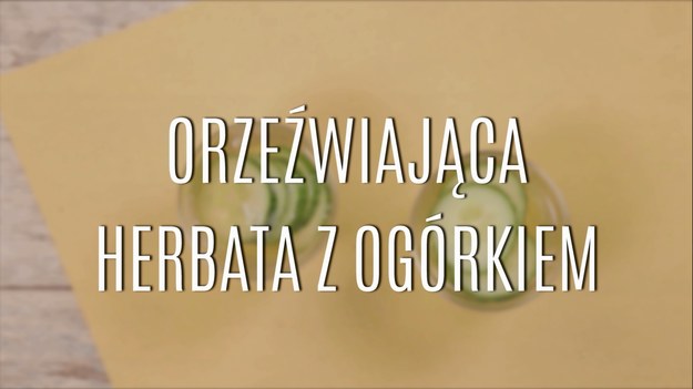 Herbata to jeden z najpyszniejszych sposobów na odpowiednie nawilżanie naszego organizmu. Jest nie tylko zdrowa, ale i pyszna - dziś dostępna w tysiącach różnych smaków, z których każdy znajdzie coś dla siebie! Tym razem mamy dla was przepis na orzeźwiającą herbatę z ogórkiem, która znakomicie sprawdzi się na letnie upały - smak herbaty nie zostanie zduszony przez ogórka, z kolei sam ogórek ma w sobie mnóstwo mikro- i makroelementów, które doskonale odżywiają nasz organizm - zwłaszcza skórę - od środka! Zobaczcie, jak ją zrobić!