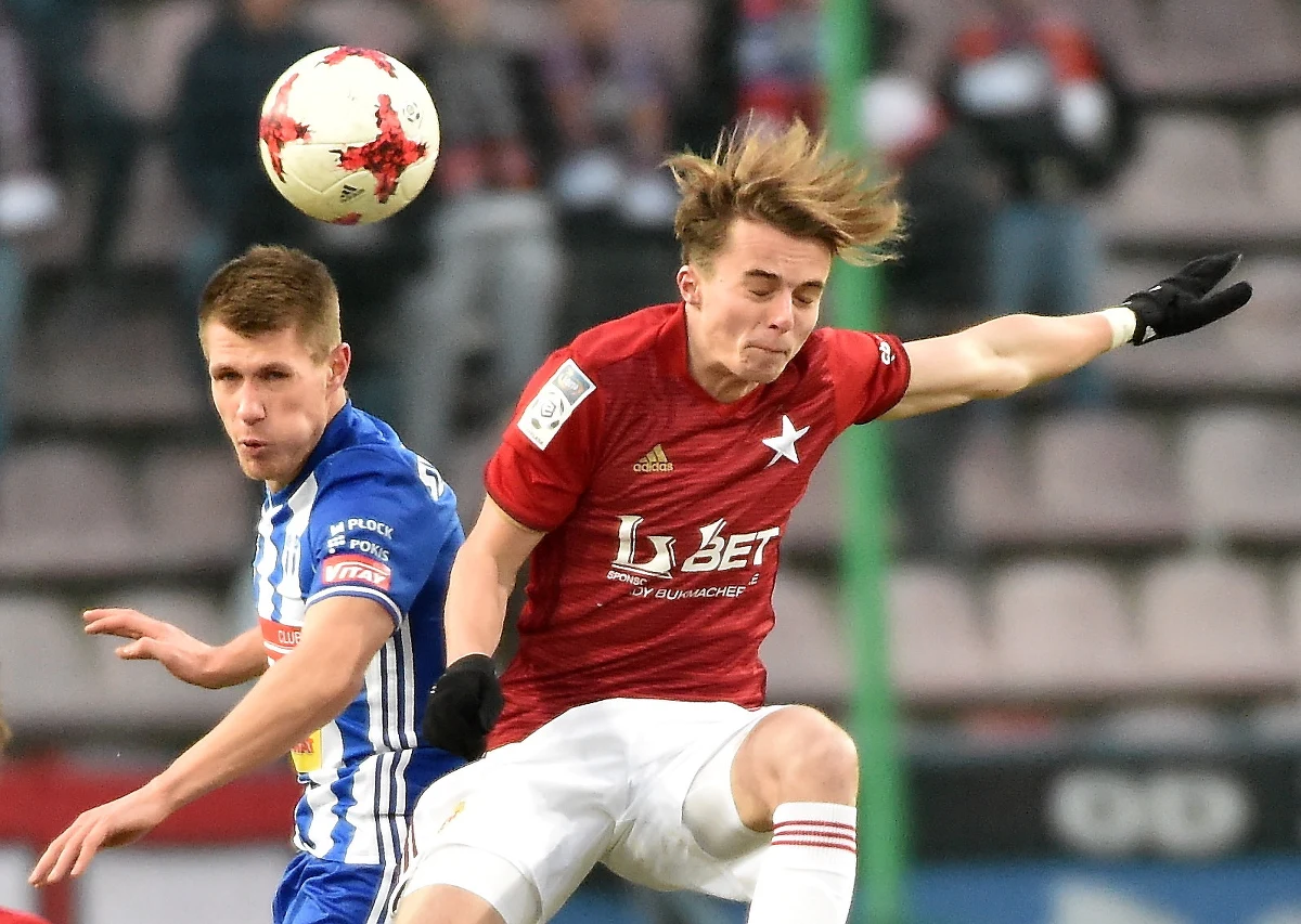 Hiszpan Joan Carrillo będzie nowym trenerem piłkarzy Wisły Kraków. Pracę rozpocznie 1 stycznia. Po zwolnieniu w niedzielę dotychczasowego szkoleniowca Kiko Ramireza w dwóch najbliższych meczach ekstraklasy "Białą Gwiazdę" poprowadzi duet Radosław Sobolewski - Kazimierz Kmiecik.