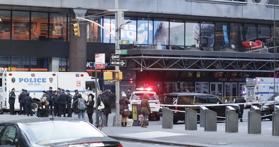 Eksplozja bomby na dworcu autobusowym na Manhattanie – informują nowojorskie służby. Jedna osoba została zatrzymana. 