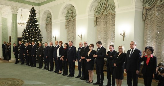 "Spekulacje medialne o dzisiejszych zmianach w rządzie to albo efekt plotek, albo celowe sianie zamętu" - tweeta o takiej treści opublikował po południu wicepremier, minister nauki Jarosław Gowin. O tym, że już dzisiaj planowana jest wymiana kilku ministrów, doniosła przed południem, powołując się na swe nieoficjalne ustalenia w źródłach zbliżonych do kierownictwa PiS, Polska Agencja Prasowa. Uroczystość powołania rządu Mateusza Morawieckiego rozpocznie się w Pałacu Prezydenckim o 17:00.