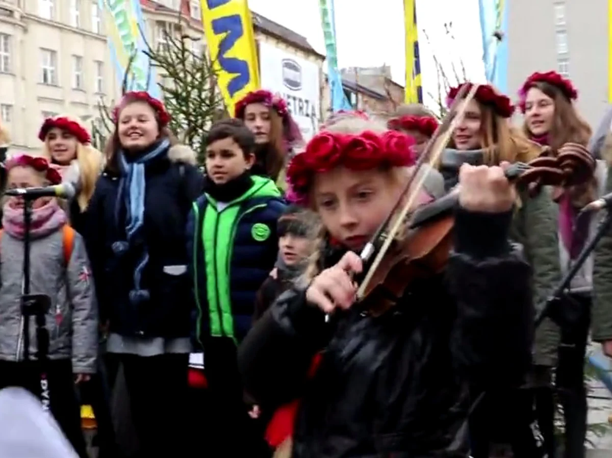 Dwanaście miast, tysiące choinek, mnóstwo atrakcji, kosze słodyczy, strefy zabaw dla dzieci, fotobudki i - tradycyjnie już - świąteczne karaoke.  Właśnie ruszył choinkowy konwój RMF FM. Dziś gościliśmy w Katowicach, jutro będziemy we Wrocławiu. Posłuchajcie, jakie muzyczne perełki pojawiły się na Placu Szewczyka.