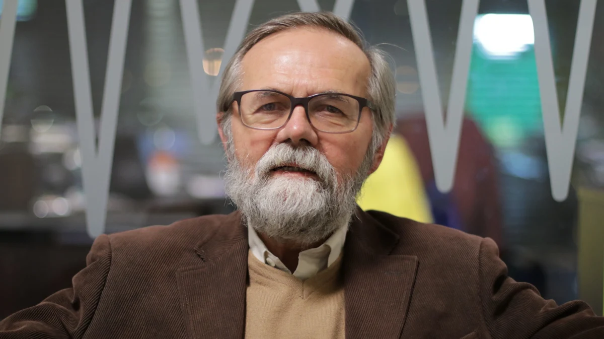 „Kaczyński i PiS zostali zakładnikami tego, co obiecali. Musieli coś zrobić i robili to pospiesznie. To się może źle skończyć” - stwierdził w Popołudniowej rozmowie RMF FM prof. Ryszard Bugaj pytany o rekonstrukcję rządu. „Ta zmiana jest niefortunna i zrobiona w okolicznościach, które oznaczają utratę kontroli nad własnym obozem” - dodał. "PiS może przegrać w jednej sytuacji - wtedy, kiedy zaplącze się we własne nogi. Jakiś skandal wyniknie, okaże się, że jest awantura po zmianach w rządzie" - zauważył ekonomista. "Jarosław Kaczyński powinien myśleć, jak zostawić Antoniego Macierewicza poza rządem" - dodał. "Kiedy Mateusz Morawiecki pierwszy raz wchodził do rządu, wiązałem z tym pewne nadzieje. One się zmniejszyły zasadniczo" - przyznał gość Marcina Zaborskiego. "Nie ma postępów moim zdaniem w sensownej konkretyzacji tego zamiaru, który on ogłosił, który zawierał pewne elementy na takim poziomie aksjologicznym rozsądne: o tej pułapce średniego wzrostu i o wyrównaniu benefitów z rozwoju gospodarczego. To mi się podobało" - zauważył. "Nawet jeżeli pan premier chciałby dążyć do chrystianizacji Europy to nie powinien tego ogłaszać. Na portalach społecznościowych, w internecie to się odbiło szerokim echem. Myślę, że za granicą też się odbije" - stwierdził Bugaj. Odniósł się w ten sposób do słów nowego szefa rządu z wywiadu dla TV Trwam. 