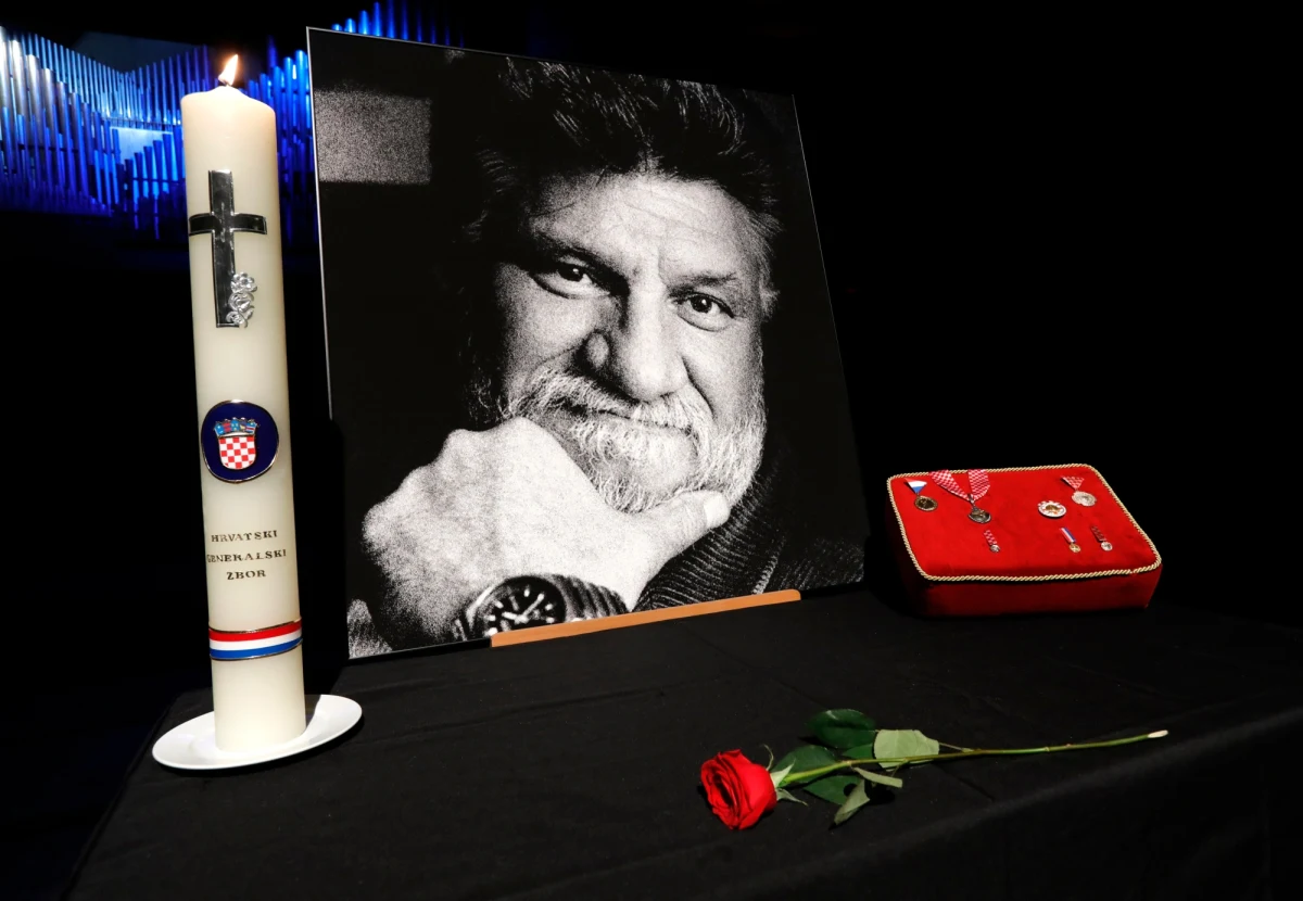 Ponad dwa tysiące osób uczestniczyły w Zagrzebiu w ceremonii ku czci Slobodana Praljaka, jednego z dowódców wojska bośniackich Chorwatów, który otruł się 29 listopada, gdy Trybunał w Hadze podtrzymał wyrok 20 lat więzienia za zbrodnie wojenne. 72-letni Praljak, który nigdy nie przyznał się do winy w związku z czynami popełnionymi podczas wojny w Bośni i Hercegowinie, zażył na sali sądowej cyjanek potasu. Zmarł kilka godzin później w szpitalu z powodu niewydolności serca. Skremowano go w Zagrzebiu podczas prywatnej ceremonii w obecności rodziny i bliskich przyjaciół.