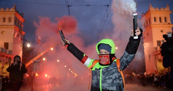 Policja szuka sześciu uczestników warszawskiego Marszu Niepodległości 11 listopada. Zdjęcia tych osób trafiły do jednostek policji w całym kraju – ustalił reporter RMF FM Krzysztof Zasada. Funkcjonariusze mają ustalić tożsamość, bo pojawiło się podejrzenie, że manifestanci złamali prawo. 