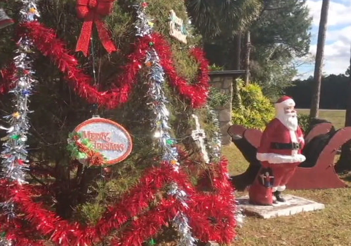 ​Mieszkańcy miasteczka Christmas na Florydzie święta mają przez cały rok. Choinka stoi tu bowiem przez 12 miesięcy, tak samo jak szopka. Wielu mieszkańców nie usuwa bożonarodzeniowych dekoracji. I choć wielu mieszkańców teoretycznie może mieć już dość Bożego Narodzenia, tak w grudniu przyjeżdża tu wielu Amerykanów, by poczuć prawdziwy świąteczny klimat.