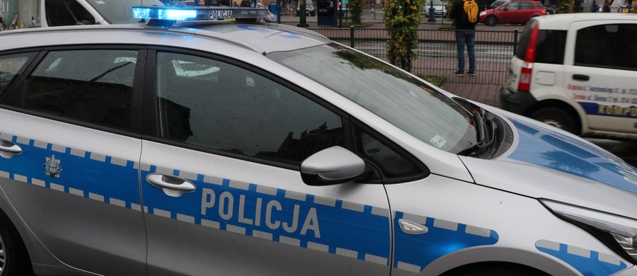 Policyjny pościg przez dwa województwa. W Czekarzewicach w Świętokrzyskiem samochód osobowy nie zatrzymał się do kontroli, potrącił policjanta i uszkodził radiowóz. Wówczas funkcjonariusze podjęli pościg. 