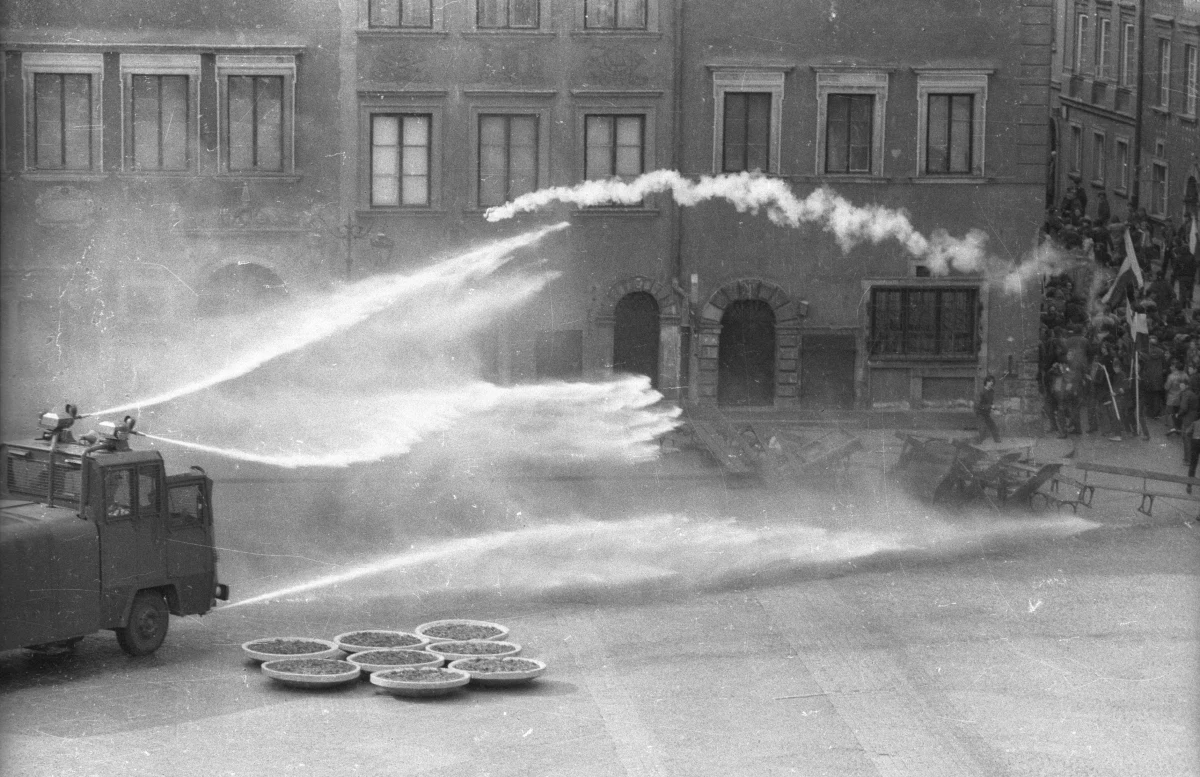 36 lat temu, w niedzielę 13 grudnia 1981 roku o godzinie 06:00 rano, radio nadało wystąpienie gen. Wojciecha Jaruzelskiego, w którym informował Polaków o ukonstytuowaniu się Wojskowej Rady Ocalenia Narodowego i wprowadzeniu na mocy dekretu Rady Państwa stanu wojennego na terenie całego kraju.