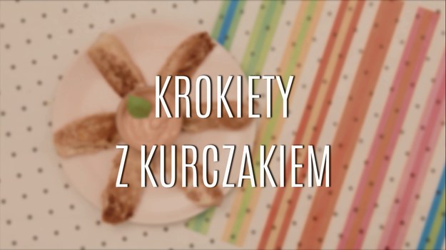 Krokiety nadziewamy zwykle kapustą z grzybami, ale łatwo się nimi znudzić, dlatego farsz z kurczakiem stanowi smaczną alternatywę dla tej potrawy. Choć danie nie jest łatwe, to krokiety z kurczakiem tworzą z barszczem zestaw doskonały, dlatego warto poświęcić trochę energii, by raz na jakiś czas znalazły się na twoim stole. Dowiedz się, jak przyrządzić krokiety z kurczakiem, by nie były suche i nie rozpadły się w trakcie smażenia. 