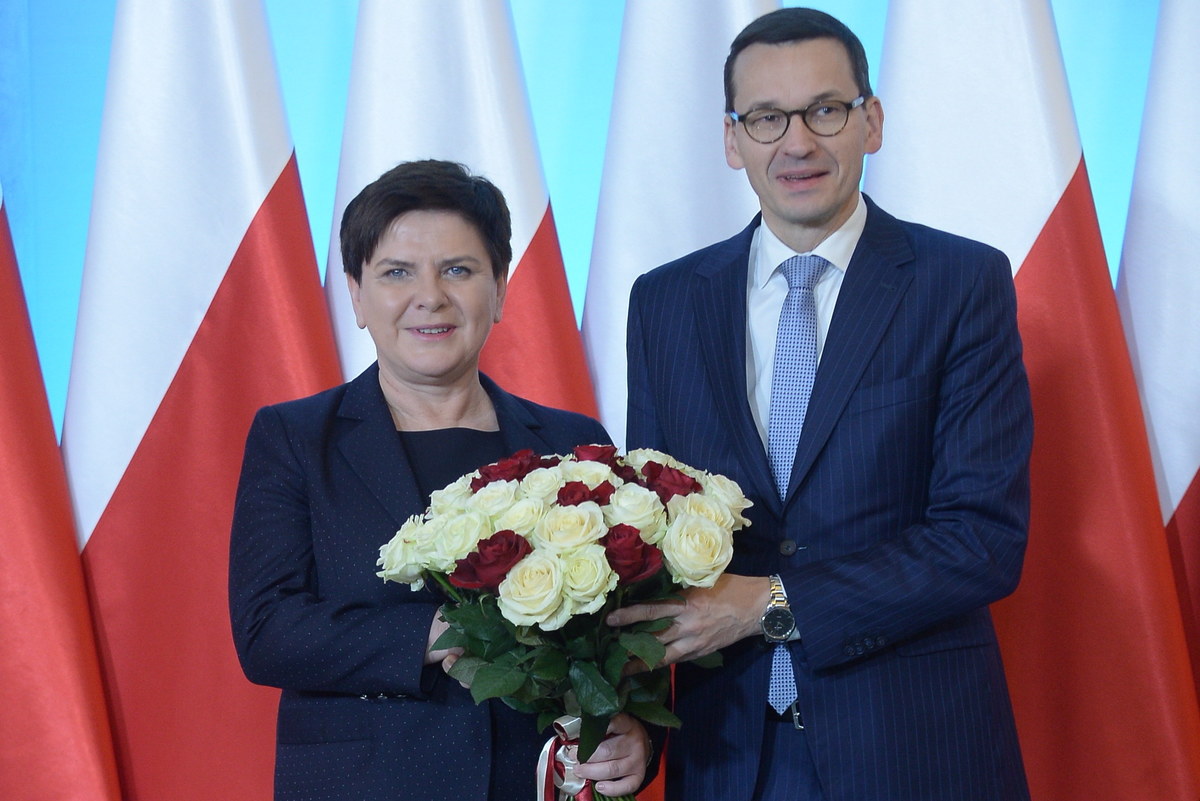 W środę rano odbyło się oficjalne powitanie premiera Mateusza Morawieckiego w Kancelarii Premiera Rady Ministrów. Nowego szefa rządu powitała była premier Beata Szydło, która w nowym rządzie objęła stanowisko wicepremiera. Szydło witając Morawieckiego wręczyła mu bukiet biało-czerwonych róż. Po powitaniu, nowy premier wraz z Szydło udali się do gabinetu zajmowanego przez szefa rządu. ​