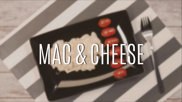 Mac&cheese to danie niezwykle popularne w Stanach Zjednoczonych. Choć istnieje wiele odmian tej potrawy, tradycyjne mac&cheese to po prostu makaron zapieczony z pysznym sosem serowym. Mac&cheese to świetna propozycja na łatwy i szybki obiad. To danie przypadnie do gustu niemal każdemu.