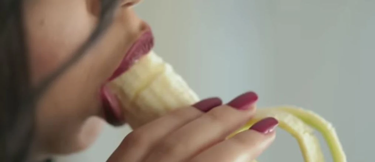 ​Egipski sąd skazał piosenkarkę pop na dwa lata więzienie za “obsceniczne" sceny w teledysku, na którym kobieta jest w samej bieliźnie. Problemem dla sądu było także "sugestywne jedzenie banana".