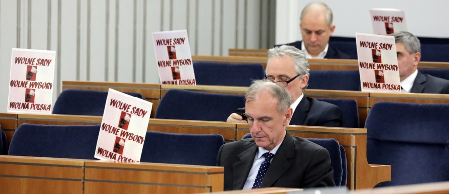 O godz. 17.40 Senat zakończył debatę nad nowelą ustawy o Krajowej Radzie Sądownictwa. Głosowanie - jak poinformowano - odbędzie się w bloku głosowań. Senat ogłosił przerwę w obradach do godz. 20. Po przerwie w Senacie według planów rozpocznie się debata nad drugą prezydencką ustawą - o Sądzie Najwyższym.