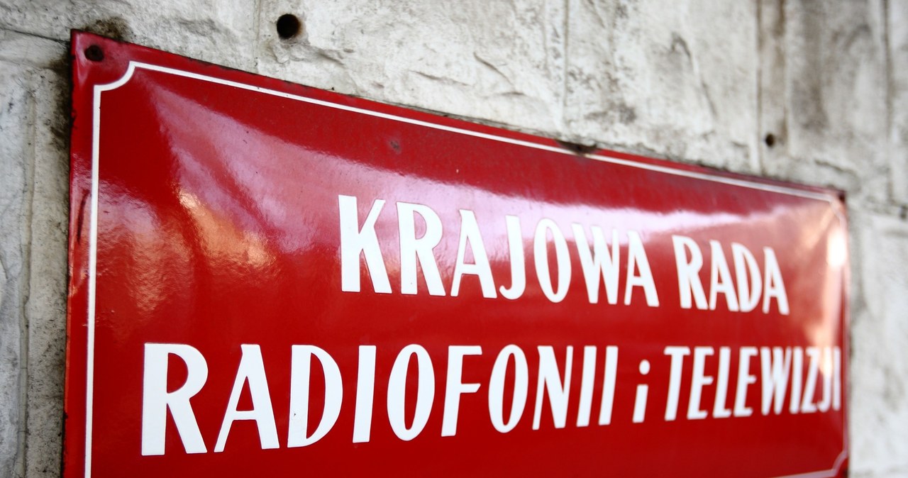 Krajowa Rada Radiofonii i Telewizji podjęła uchwałę w sprawie nałożenia kary na TVN w oparciu o" dogłębną i długotrwałą analizę sześciu programów" - zapewniła Krajowa Rada w odpowiedzi na oświadczenie Departamentu Stanu USA. W jej ocenie relacje wydarzeń z grudnia 2016 r. "mogły podsycać agresję".