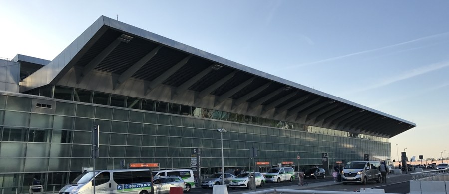 Przez kilkadziesiąt minut zamknięty był tymczasowo dojazd przed terminal Lotniska Chopina w Warszawie, do stref C,D,E (poziom odlotów). Na terenie przyległym do lotniska podczas prac budowlanych znaleziono niewybuch.
