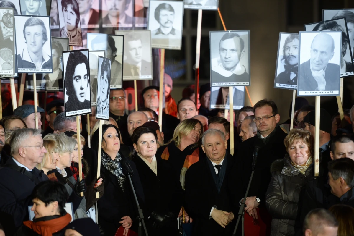 Trzydzieści sześć lat temu, w czasie stanu wojennego, Polacy pokazali, że do wolności, do swoich praw są przywiązani głęboko, że chcą walczyć - mówił podczas obchodów 36. rocznicy wprowadzenia stanu wojennego prezes PiS Jarosław Kaczyński.