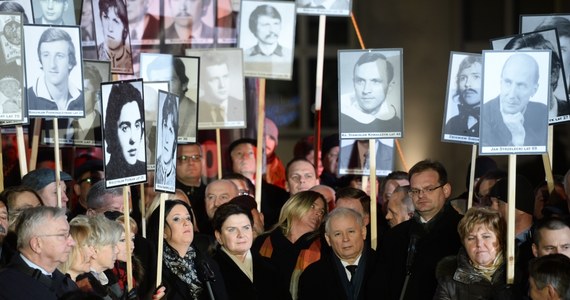 Trzydzieści sześć lat temu, w czasie stanu wojennego, Polacy pokazali, że do wolności, do swoich praw są przywiązani głęboko, że chcą walczyć - mówił podczas obchodów 36. rocznicy wprowadzenia stanu wojennego prezes PiS Jarosław Kaczyński.