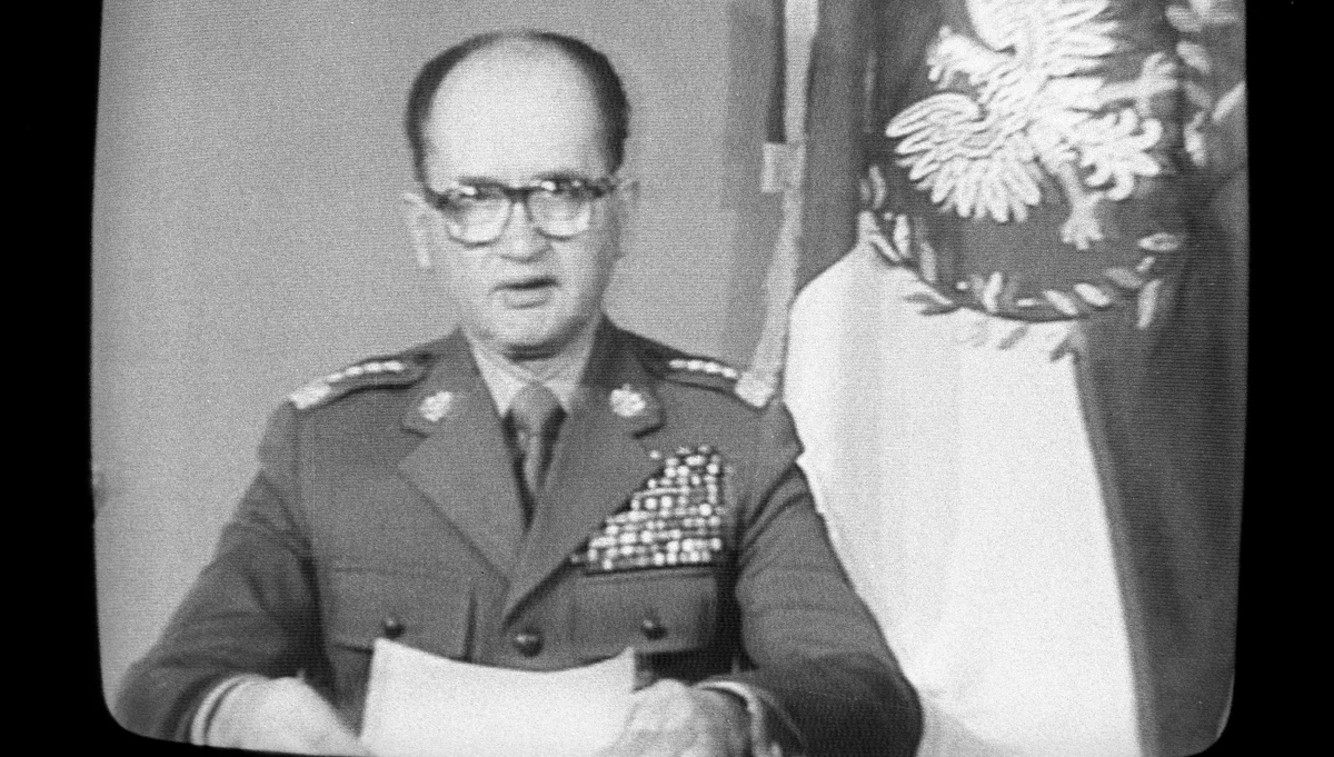 ​Mniej lub bardziej zawoalowane aluzje, to już przeszłość. Teraz totalna opozycja niczego już nie owija w bawełnę. W 36. rocznicę wprowadzenia stanu wojennego twierdzi, że w Polsce jest teraz tak, jak wtedy. Tylko gorzej. Jeśli takie oskarżenia padają z ust funkcjonariuszy tamtego reżimu, jest tylko groteskowo, jeśli mówią o nich osoby związane z ówczesną opozycją demokratyczną, robi się naprawdę smutno. Stan wojenny wciąż do pewnego stopnia w nas trwa, ale inaczej, niż chcieliby to przedstawiać.