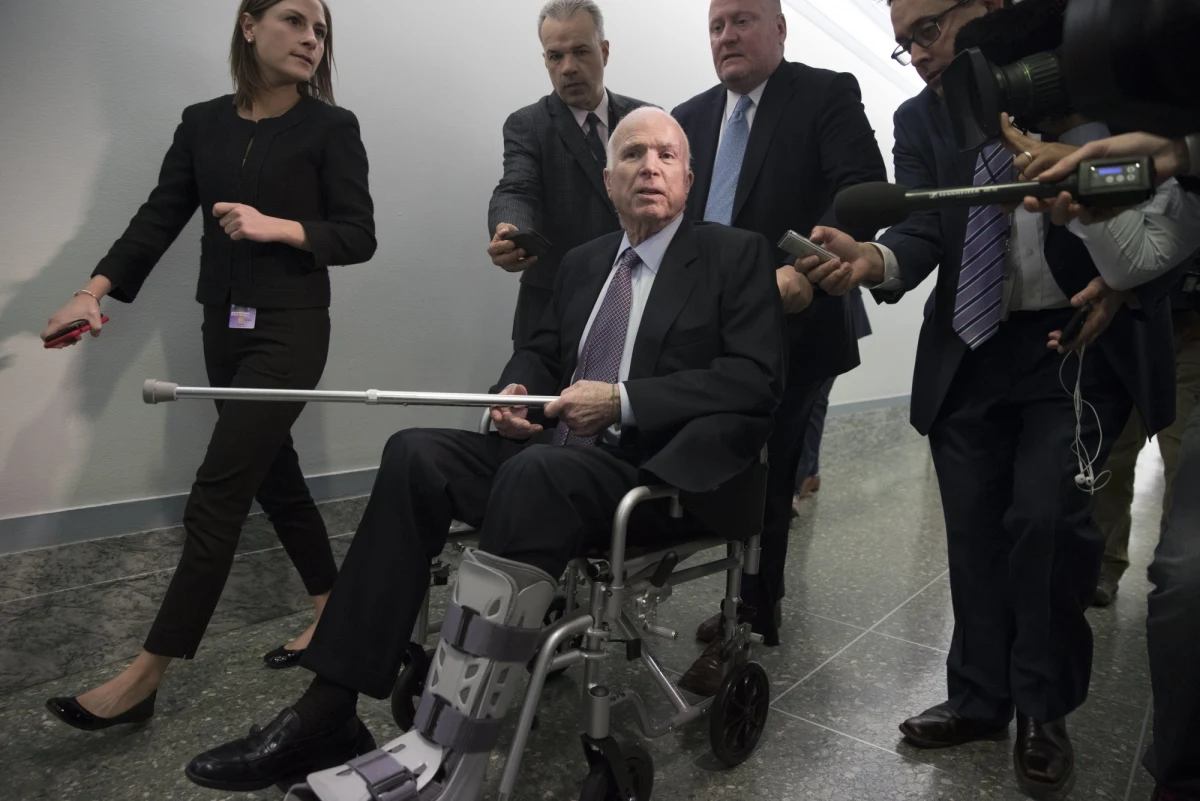 ​Republikański senator John McCain, u którego zdiagnozowano raka mózgu, przechodzi obecnie kurację po chemoterapii i naświetlaniu w szpitalu wojskowym Walter Reed Medical Center - napisano w oświadczeniu wydanym przez jego biuro w środę. "Senator ma nadzieję wrócić do pracy tak szybko, jak to możliwe" - zaznaczono w komunikacie.