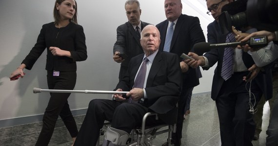 ​Republikański senator John McCain, u którego zdiagnozowano raka mózgu, przechodzi obecnie kurację po chemoterapii i naświetlaniu w szpitalu wojskowym Walter Reed Medical Center - napisano w oświadczeniu wydanym przez jego biuro w środę. "Senator ma nadzieję wrócić do pracy tak szybko, jak to możliwe" - zaznaczono w komunikacie.