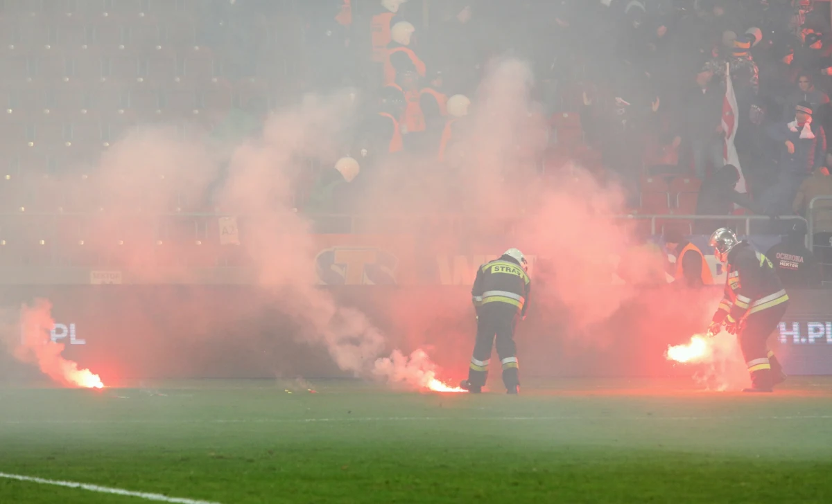 Komisja Ligi zajmie się wydarzeniami podczas wieczornego derbowego meczu w Krakowie. Jak informowaliśmy, kibole Cracovii obrzucili racami i petardami fanów Wisły. Dochodzenie zapowiada również policja.