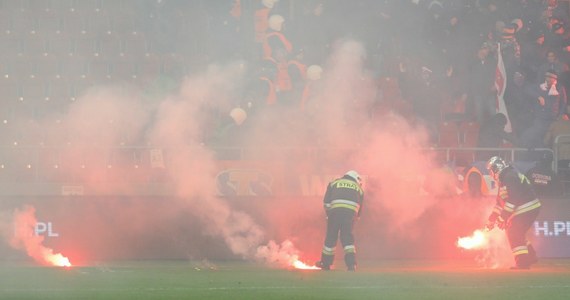 Komisja Ligi zajmie się wydarzeniami podczas wieczornego derbowego meczu w Krakowie. Jak informowaliśmy, kibole Cracovii obrzucili racami i petardami fanów Wisły. Dochodzenie zapowiada również policja.