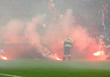 Derby Krakowa: Kibole Cracovii obrzucili sektor Wisły racami. "Pasom" grożą surowe kary