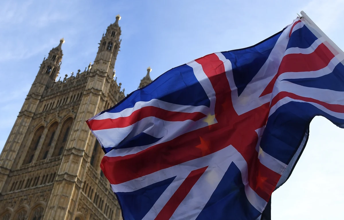 Jedna jaskółka wiosny nie czyni, ale porażka jaką odniosła w Izbie Gmin brytyjska premier Theresa May może zwiastować nadejście brexitowej zimy. Parlamentarzyści przyjęli poprawkę do ustawy, na mocy której Wielka Brytania opuści Unię Europejską. Gwarantuje ona Izbie Gmin prawo do głosowania nad ostatecznym porozumieniem z Brukselą. Stało się to możliwe dzięki jedenastu posłom z partii premier May, którzy poparli wniosek opozycji. Odwrócili się od swego przywódcy. Oskarżani o zdradę zagłosowali w zgodzie z własnym sumieniem. Przyszłe pokolenia Brytyjczyków mogą im być za to wdzięczne. Inne parlamenty powinny brać z nich przykład. 