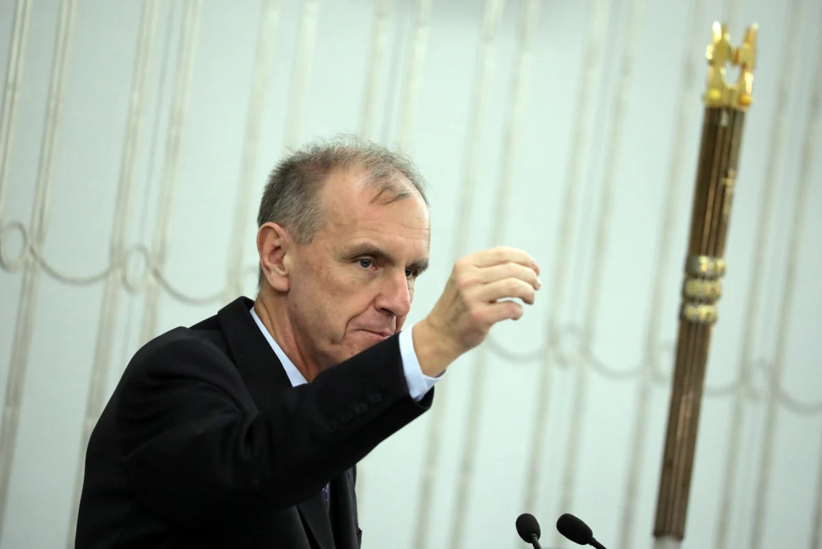 ​Przed godz. 13. Senat przegłosował wniosek PiS o przejście do debaty indywidualnej w sprawie Sądu Najwyższego. PO była przeciw. Jak mówił senator Bogdan klich, to niewyobrażalny skandal i kneblowanie ust. Senatorowie PiS popierają ustawę o Sądzie Najwyższym. Senatorowie PO wskazują, że jest ona niekonstytucyjna. PiS odpowiada, że zarzuty pod adresem tych przepisów może zbadać Trybunał Konstytucyjny, a słowa opozycji pod adresem PiS są zbyt daleko posunięte.