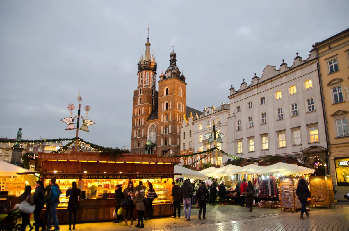 Największa w Polsce wigilia dla bezdomnych odbędzie się w niedzielę na Rynku Głównym w Krakowie. Na najbardziej potrzebujących czekają nie tylko ciepły posiłek, lecz także pomoc medyczna. W akcję - już 21. - zaangażowało się 50 lekarzy, ratowników i wolontariuszy.