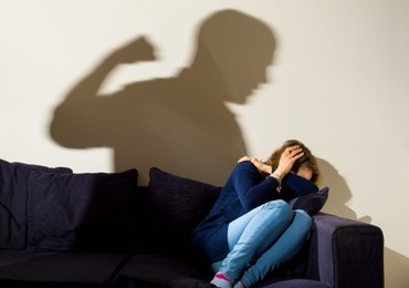 Przez dwa lata więził żonę w piwnicy, gwałcił ją i molestował kilkuletnią córkę. Sąd utrzymał wyrok