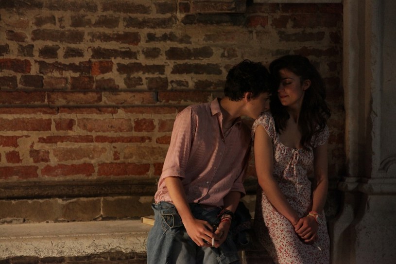 Nowy film Luki Guadagnino ("Nienasyceni", "Jestem miłością") to sensualna opowieść o porywach pierwszej miłości. Północne Włochy, lato 1983 roku. Elio Perlman, błyskotliwy siedemnastolatek o amerykańsko-włoskim pochodzeniu, spędza wakacje w XVII-wiecznej willi, komponując i grając muzykę klasyczną, czytając i flirtując ze swą przyjaciółką - Marzią.