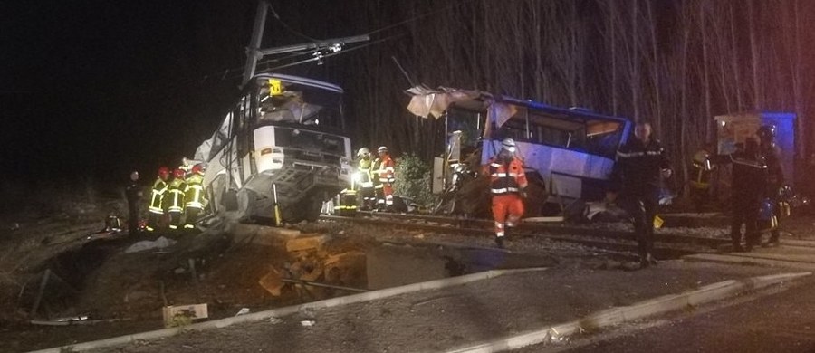Cztery osoby zginęły, a 24 osoby zostały ranne w zderzeniu szkolnego autobusu z pociągiem w pobliżu Perpignan na południu Francji. 
